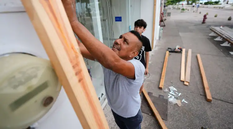 Preparativos ante el Huracán Simón en Puerto Vallarta, Jalisco.