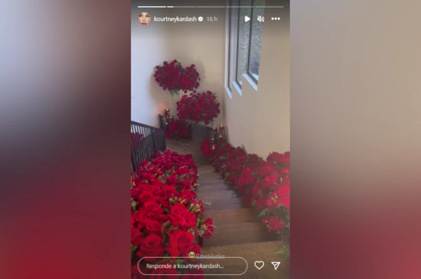 El baterista de Blink-182, Travis Barker, celebró su relación con Kourtney Kardashian a través de un romántico gesto.