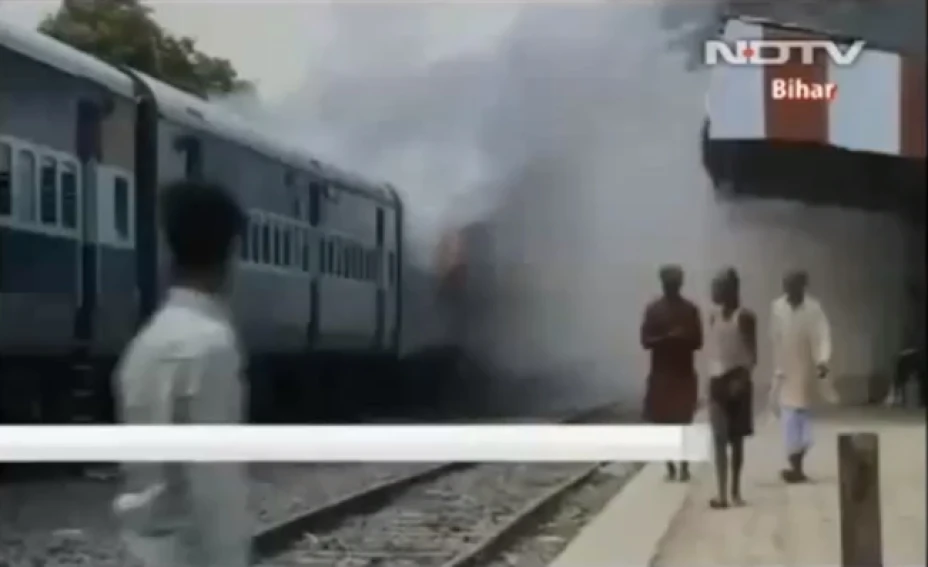 Tras el accidente la gente que se encontraba en la estación prendió fuego a una locomotora y un vagón