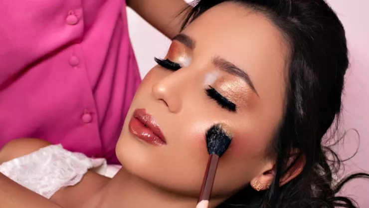 La técnica de blush draping para levantar y afinar caras redondas