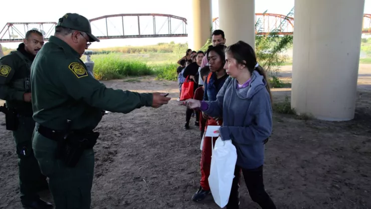Agentes de la Patrulla Fronteriza detiene a migrantes en la frontera con Estados Unidos.