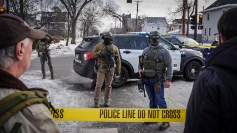 Un agente del ICE mata a una mujer durante el enorme despliegue migratorio en Minneapolis
