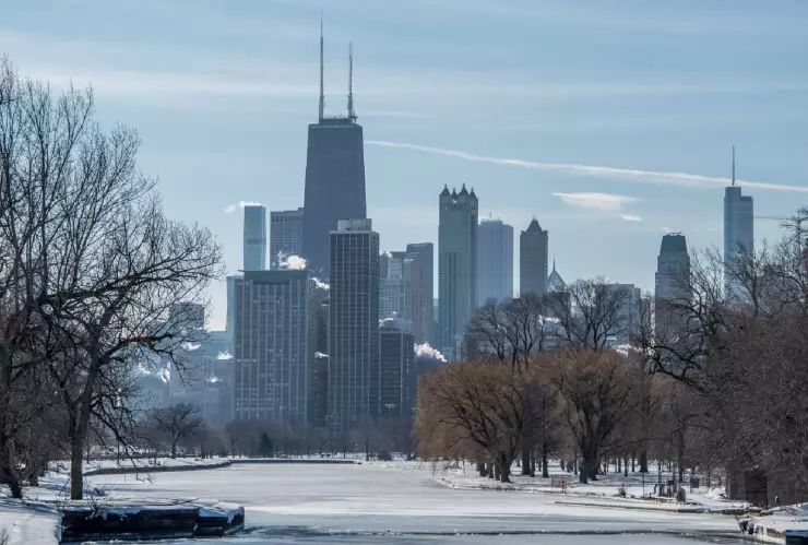 un bonito panorama de la ciudad y su skyline en invierno
