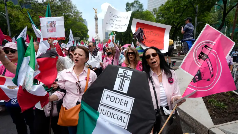 Marcha contra elecciones de jueces en México.