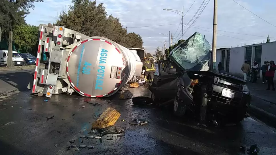 Conductor solo resultó herido luego de que una pipa le cayó encima
