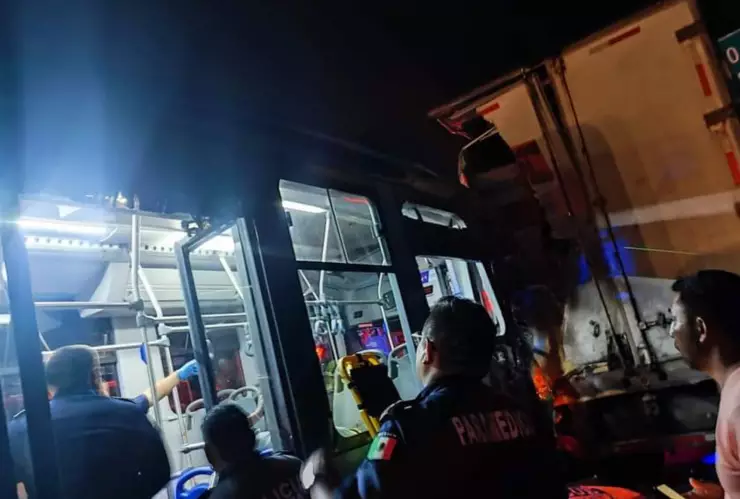 Va y Ven se impacta contra la parte trasera de un tráiler en la Mérida-Progreso