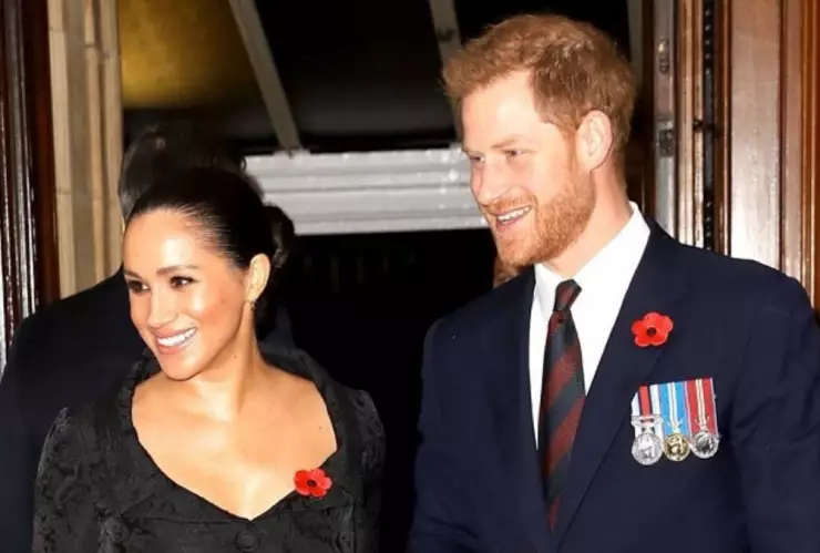 Harry y Meghan Markle caminan juntos en un acto oficial.jpg