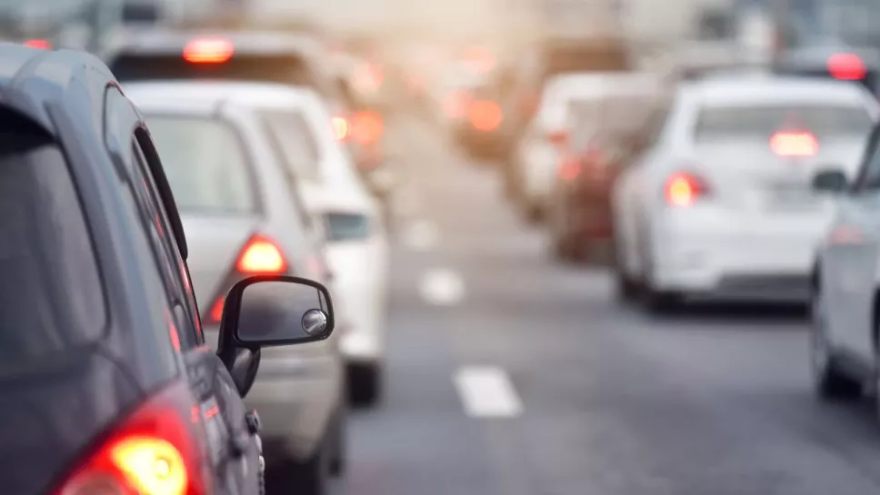 filas de autos detenidos