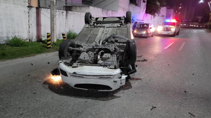 Volcadura en avenida Huayacán en Cancún dejó una persona lesionada.jpg