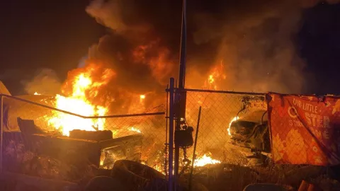Bomberos controlan incendio en un Yonke de Tijuana el 12 de agosto de 2025