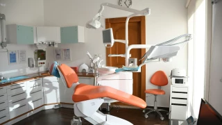 Foto de interior de consultorio dental con silla