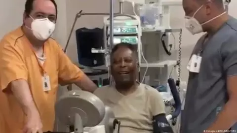 pelé regresa al hospital