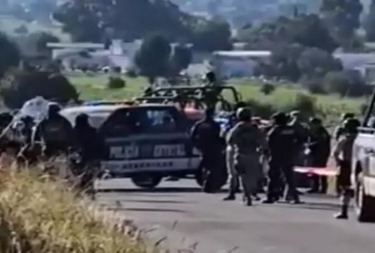 FGE investiga restos humanos abandonados en carretera entre los límites de Tlaxcala y Puebla. En la imagen se observa el operativo de la Policía Municipal y del Ejército Mexicano.