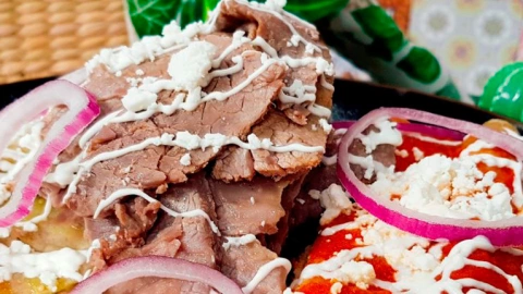 Enchiladas divorciadas con cecina