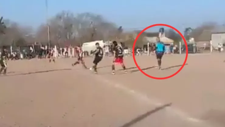 VIDEO Futbolista noquea de un cabezazo al árbitro durante partido en Córdoba