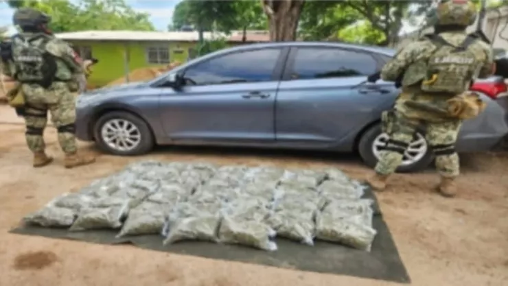 Aseguran carro con kilos de marihuana, en Quilá, Culiacán