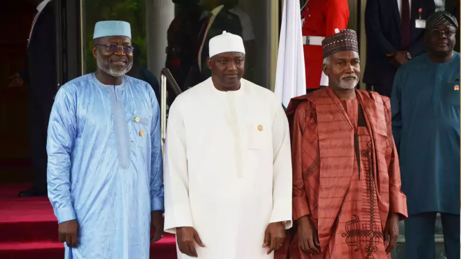 Omar Touray, Adama Barrow y Yusuf Tuggar en Abuya, Nigeria.