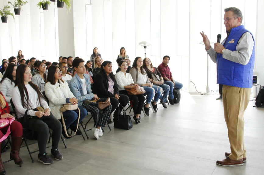 Jorge Garralda dando les dió la bienvenida