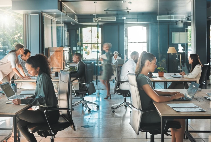Personas trabajando en una oficina