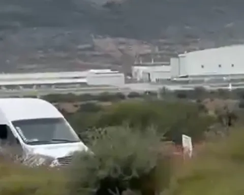Vuelca camión