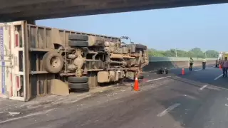 ¡Precaución! Vuelca tráiler en carretera Paso del Toro-Santa Fe hoy 19 de noviembre de 2025