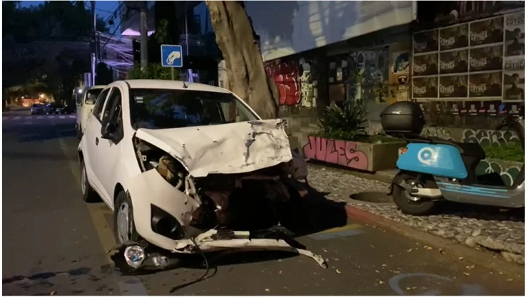 Dos resultaron lesionados por choque contra un local en Roma Norte