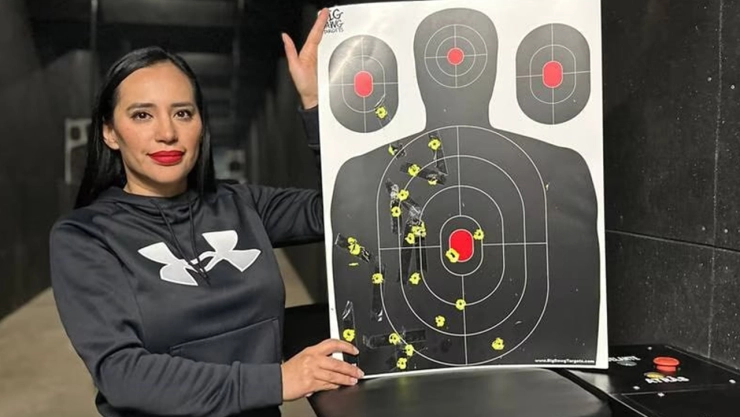 Sandra Cuevas, alcaldesa de Cuauhtémoc, presumió su manejo con las armas de fuego.