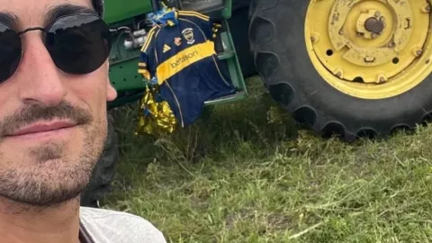 Productor rural que encontró el jersey homenaje a Miguel Ángel Russo.