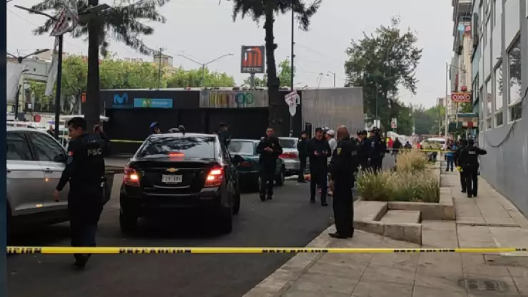 Asesinan a puñaladas a joven afuera del Metro Revolución