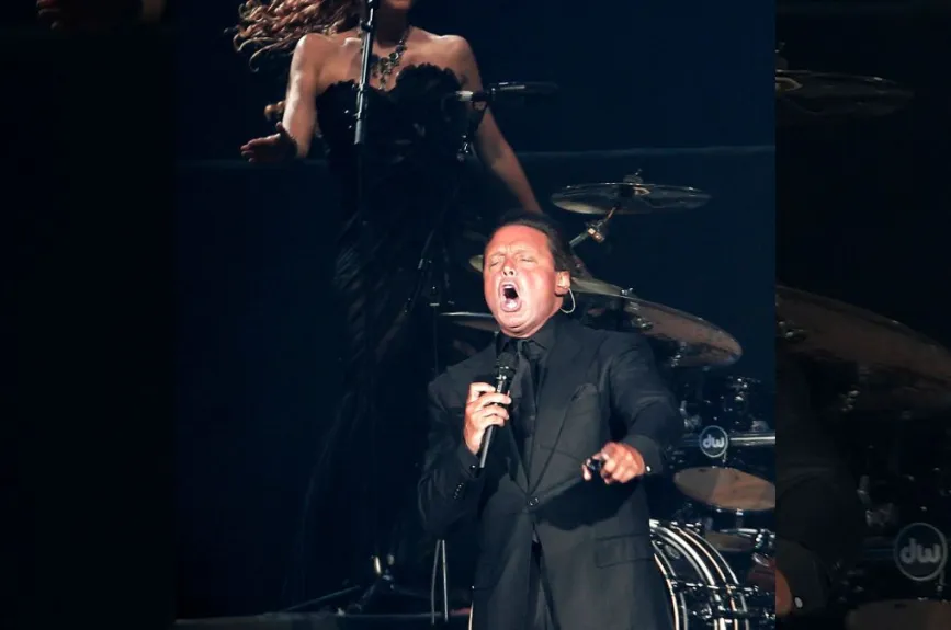 Luis Miguel cantando en concierto.jpg