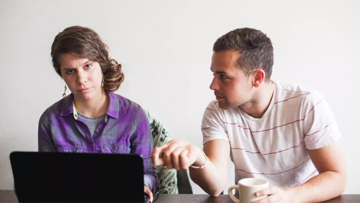 persona incómoda gesto