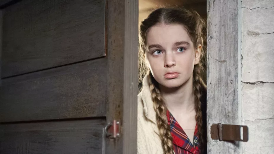 Carrie _Summer Howell y el resto del elenco