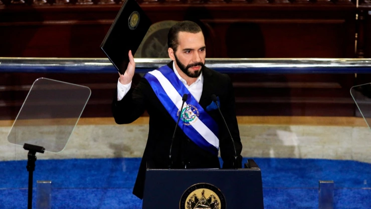 El Salvador aprueba ley para reducir el número de municipios.