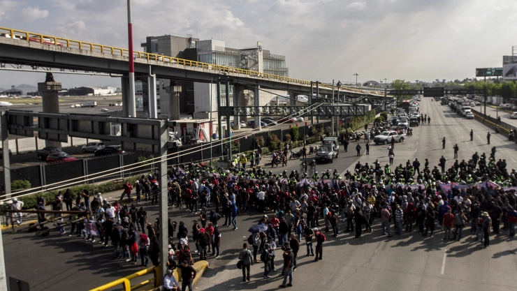 Elementos de la Policía Federal se manifiestan en el aeropuerto