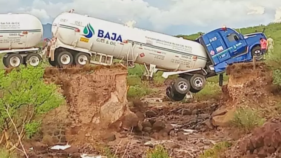 Pipa de gas queda colgando en un camino destrozado en Mulegé, Baja California Sur