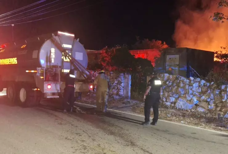 Casa de huano ARDE EN LLAMAS y moviliza al cuerpo de bomberos en Telchac Pueblo; ¿hubo heridos tras el incendio?