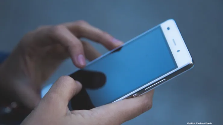 hombre pide telefono recibe jugo.jpg