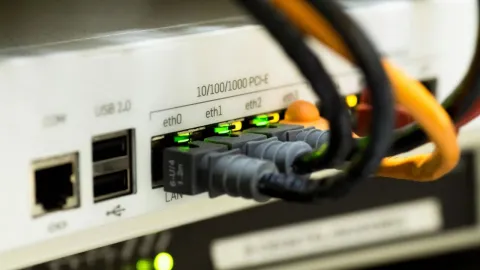 ¿Cómo compartir internet del celular a la computadora con cable USB?