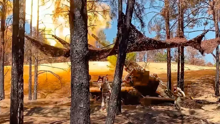 Soldados rusos disparan un 2S7 Pion hacia posiciones ucranianas.