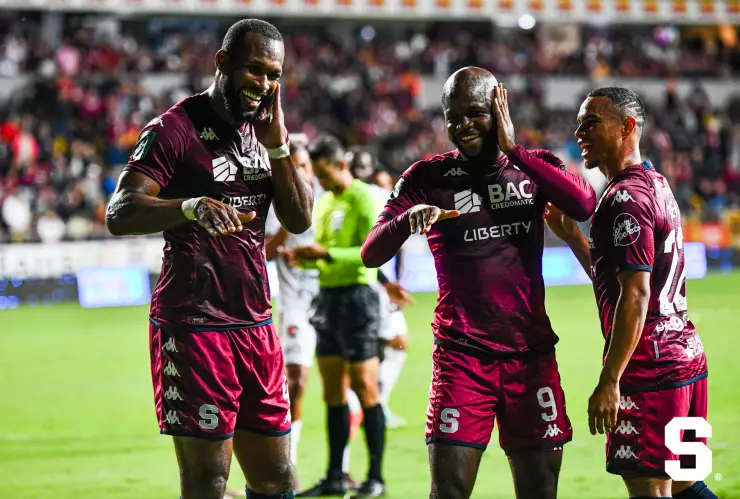 Jugadores del Saprissa celebran un gol.jpg