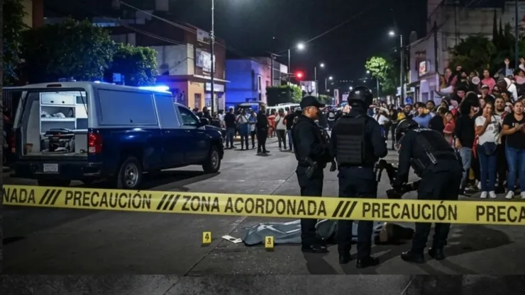 Accidentes dejaron daños y caos en calles de Cuautlancingo en la noche: Vehículo impactó contra combi