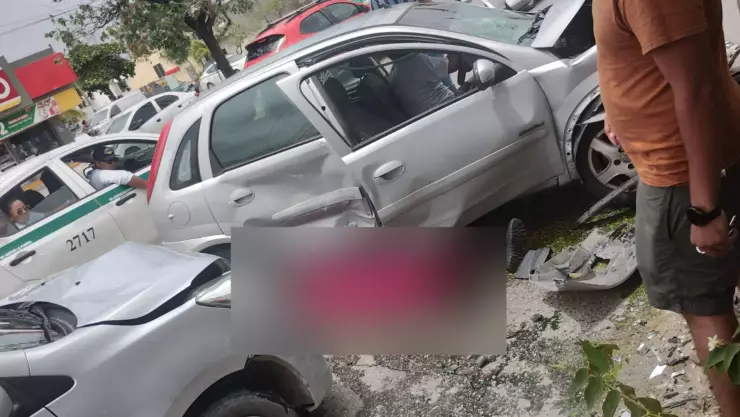 Se registra FUERTE CHOQUE en avenida Nichupté en Cancún; hay heridos.jpg