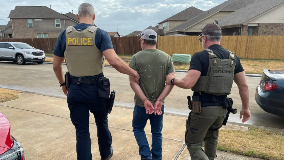 Arresto conjunto de la DEA y el ICE a un migrante en Houston