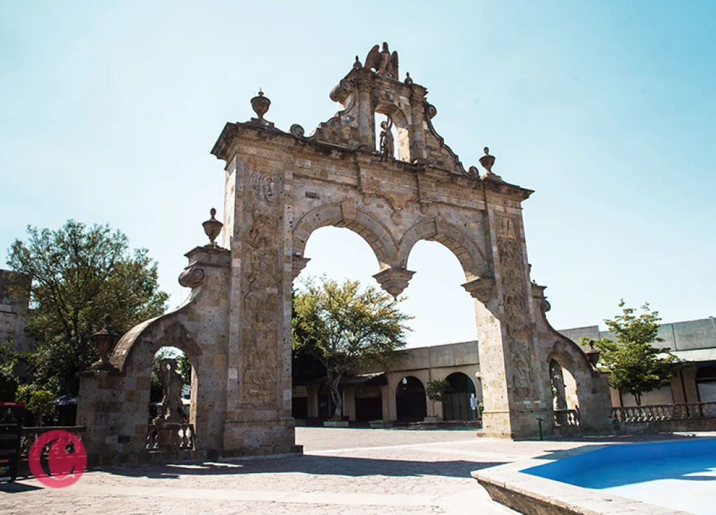 El Arco de Zapopan se construyó en 1981, mide 20 metros de alto y lo corona un águila.