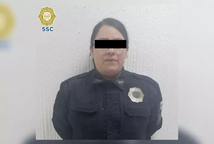 Mujer que decía ser policía de CDMX fue descubierta tras intentar detener pelea en la calle.