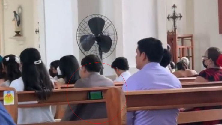 Video Captan a hombre ver partido del Mundial durante misa
