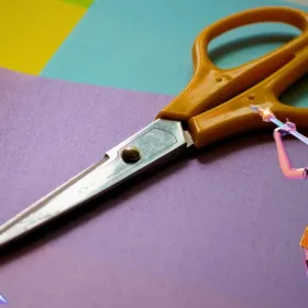 Ideas DIY 3 propuestas divertidas para crear las armas de Demon Hunters con cartulina para niños.jpg