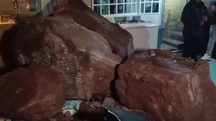 Edomex: Caen ENORMES ROCAS en patios de viviendas en Tlalnepantla