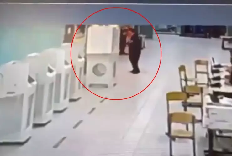 Mujer prende fuego a casilla en la primera jornada de elecciones en Rusia