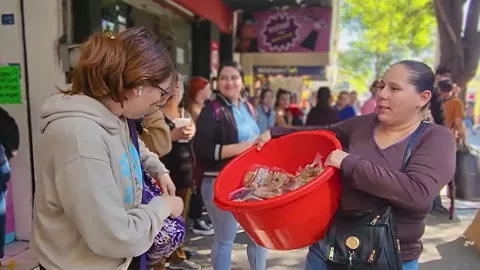 Maricruz vende pan de mujer por el Centro de Culiacán